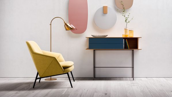 Un moderno ambiente interno con una parete bianca e un pavimento in legno chiaro. Al centro, una console o tavolino alto con un piano in legno scuro, un cassetto blu scuro e un vano a giorno con ripiani. Sopra il mobile, vasi con fiori e altri oggetti decorativi. Accanto alla console, una sedia o poltrona di design di colore giallo con braccioli in metallo nero e una lampada da terra con una base circolare dorata e un paralume a campana dorato. Sulla parete, due specchi di design con forme ovali e circolari in tonalità di rosa e grigio con dettagli in legno. L'immagine evidenzia l'eleganza e la funzionalità dei prodotti Sculptures Jeux, che si integrano perfettamente in un contesto di design.