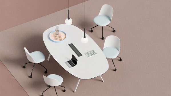 Una vista dall'alto di un moderno tavolo da riunione ovale bianco della serie Lay di Archiutti, con gambe affusolate bianche e un vano passacavi centrale nero, posizionato su un pavimento rosa chiaro. Attorno al tavolo sono disposte quattro sedie da ufficio con base a rotelle e seduta di colore azzurro chiaro. Sul tavolo sono presenti un laptop aperto, un vassoio circolare con bicchieri e alcune lampade a sospensione sferiche pendono dal soffitto. L'immagine enfatizza il design pulito e la funzionalità collaborativa degli arredi Archiutti Lay.