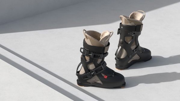 Una coppia di scarponi da sci Dahu della serie Écorce, che mostrano la loro struttura innovativa e il design elegante. Lo scarpone in primo piano è nero con dettagli grigio chiaro e beige, con la scarpetta interna in parte visibile e le fibbie chiuse. Lo scarpone sullo sfondo è posizionato diagonalmente e mostra una combinazione simile di colori e materiali. Entrambi gli scarponi sono posti su una superficie bianca con ombre definite, evidenziando le linee pulite e la natura lussuosa e performante di questi scarponi da sci Dahu.