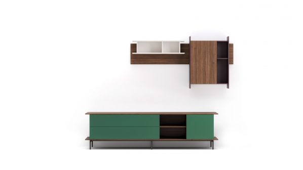 Una composizione di mobili moderni e minimalisti è disposta su uno sfondo bianco puro. In basso, un mobile TV orizzontale in legno scuro con un ampio cassetto verde scuro e vani aperti centrali di colore marrone. La parte superiore del mobile presenta una sottile mensola in legno scuro. Sopra questo mobile, a un'altezza maggiore, una composizione sospesa e asimmetrica di moduli in legno scuro e bianco. Questa include un modulo orizzontale bianco con vani aperti, affiancato da un modulo verticale in legno con vani e un pannello aggiuntivo. L'insieme è pulito e funzionale, con un contrasto tra il verde profondo e le tonalità naturali del legno.