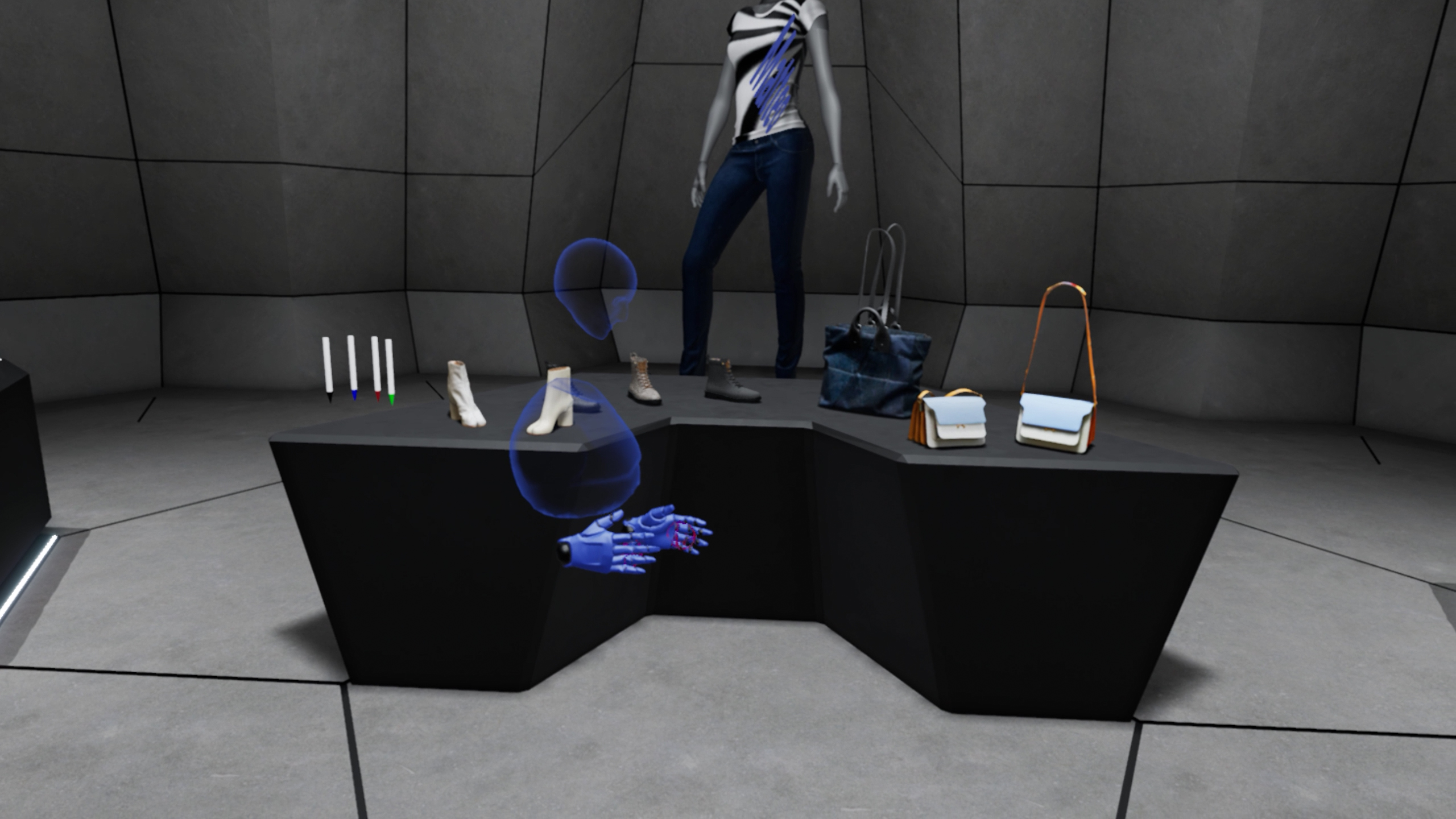 Una vetrina di un negozio in un ambiente futuristico o virtuale. Un manichino grigio scuro con una maglietta bianca e blu e pantaloni blu scuri sta in piedi su una piattaforma grigia. Sotto di esso, una base espositiva nera a forma di "W" presenta diverse paia di scarpe di colore chiaro e scuro, e alcune borse. Vicino alle scarpe, una rappresentazione olografica in blu di un braccio e una mano robotici. Lo sfondo è composto da pannelli grigi e neri, che creano un ambiente geometrico e moderno. Alcune linee blu luminose si irradiano dal braccio olografico.