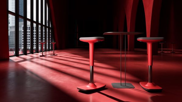 Un'ampia sala o un auditorium illuminato da un'intensa luce rossa proveniente dalle finestre a sinistra e da fasci luminosi dall'alto. Al centro, due sgabelli da bar moderni con basi e sedute rosse e fusti neri si stagliano in primo piano. Tra di essi, un tavolino alto e sottile con un piano rettangolare scuro. Lungo la parete di sinistra, una grande finestra verticale offre una vista parziale su edifici urbani e altre strutture. Sulla destra, una serie di archi scuri e imponenti si perdono nell'ombra, contribuendo a creare un'atmosfera drammatica e teatrale. Il pavimento rosso riflette le luci, accentuando l'ambiente suggestivo.