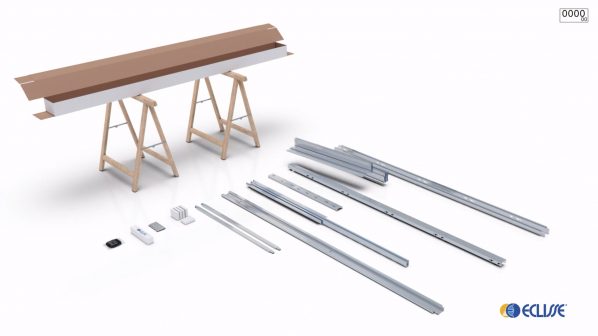 Una rappresentazione dettagliata dei componenti del kit per un controtelaio per porte scorrevoli a scomparsa Eclisse, disposti su uno sfondo bianco. A sinistra, un lungo imballaggio di cartone aperto è appoggiato su due cavalletti da lavoro in legno. Al centro e a destra, sono visibili i vari componenti metallici lunghi e piatti che compongono la struttura interna del controtelaio. In basso a destra, è presente il logo Eclisse. L'immagine illustra il contenuto della confezione e la modularità del prodotto.