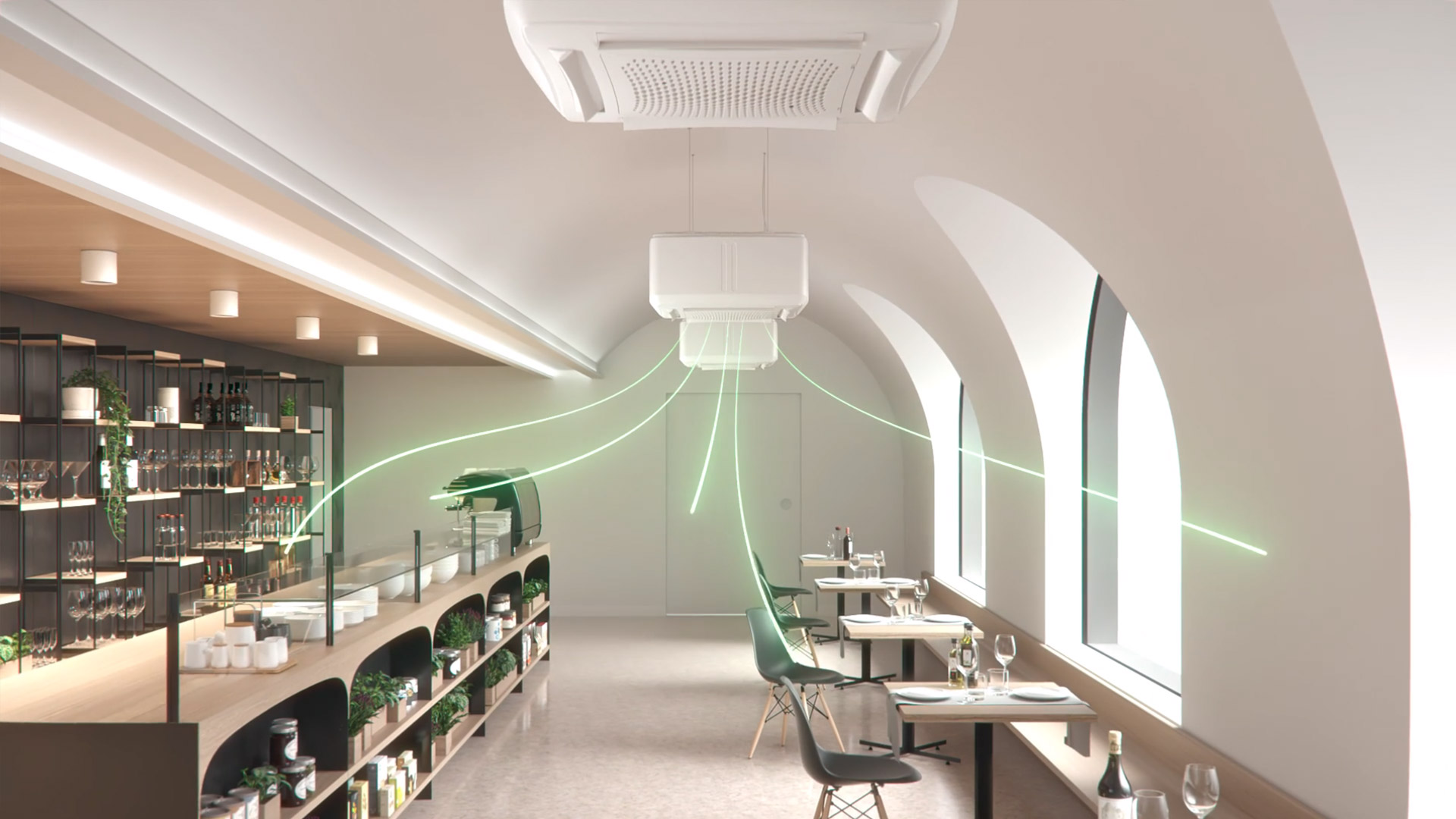 Un moderno spazio interno, che sembra essere un bar o un ristorante, con grandi finestre ad arco e un'illuminazione a LED lineare sul soffitto. Al centro del soffitto, è visibile un'unità di purificazione dell'aria Sabiana SkySafe MD600, da cui partono raggi di luce verde che simboleggiano il flusso d'aria purificata, estendendosi verso i tavoli e le sedie sulla destra. Sul lato sinistro, un lungo bancone di legno ospita bottiglie e piante, con scaffalature nere che si estendono verso l'alto. L'ambiente è luminoso e pulito.