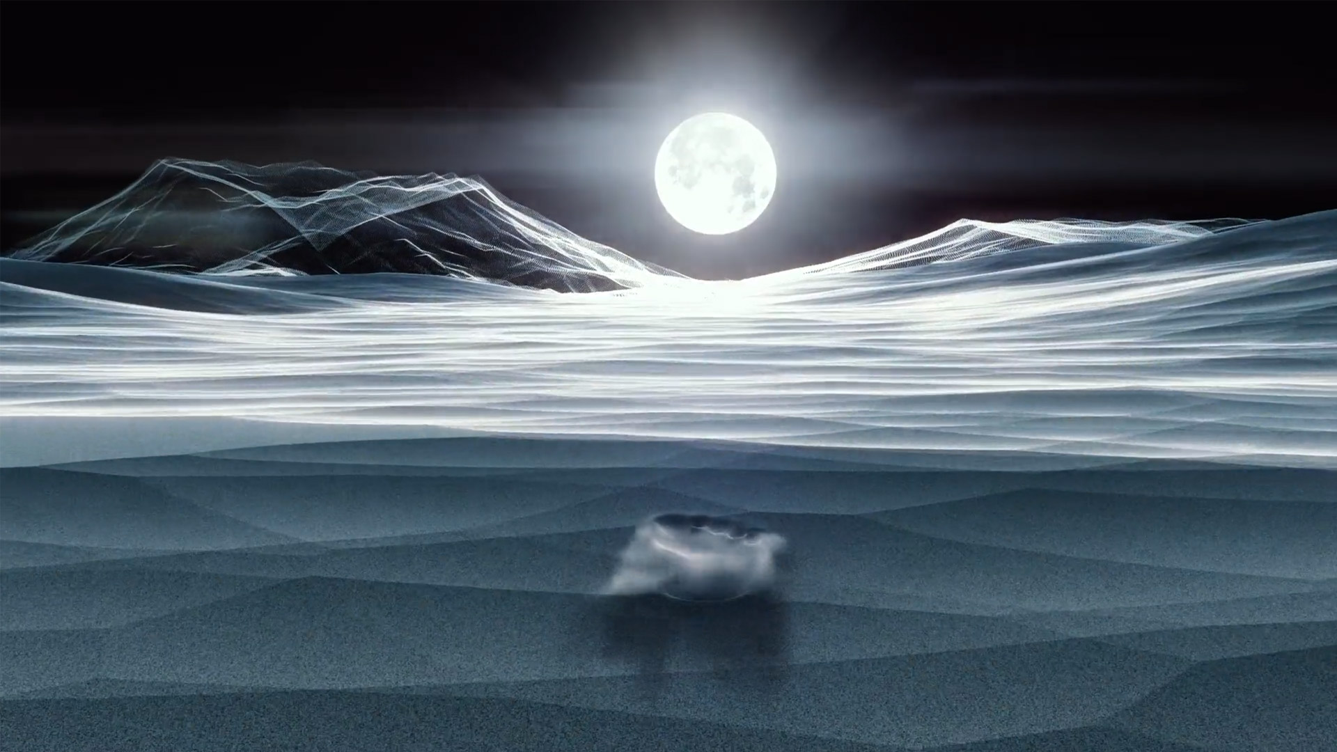 Una scena scura e surreale raffigura un paesaggio stilizzato sotto una luna piena e luminosa. In primo piano, una superficie ondulata di colore grigio-bluastro, che ricorda dune o onde ghiacciate, si estende verso l'orizzonte. Al centro della composizione, una forma luminosa e semi-trasparente, chiaramente un'impronta di piede, emerge dalla superficie, emanando una luce interna. Sullo sfondo, montagne chiare e astratte si ergono contro un cielo notturno.