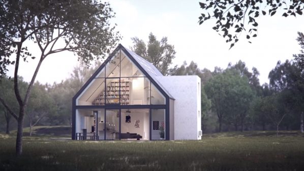 Una casa moderna con tetto a falde e grandi vetrate è immersa in un ambiente verde e alberato. La facciata principale presenta una struttura in vetro scuro che rivela un interno con un soggiorno arredato e una grande libreria che occupa un'intera parete. La parte destra della casa è un blocco bianco con finestre più piccole e una piccola unità esterna visibile alla base. Il cielo è nuvoloso.