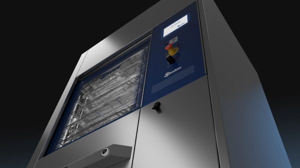 Un primo piano angolato di una lavastoviglie disinfettatrice ospedaliera in acciaio inossidabile. La porta trasparente mostra i cestelli interni. Sul lato destro, un pannello di controllo blu scuro con un display digitale, pulsanti luminosi e un grande pulsante rosso di arresto di emergenza. Il logo "Steelco" è visibile in basso a destra del pannello di controllo. Lo sfondo è scuro e sfumato.