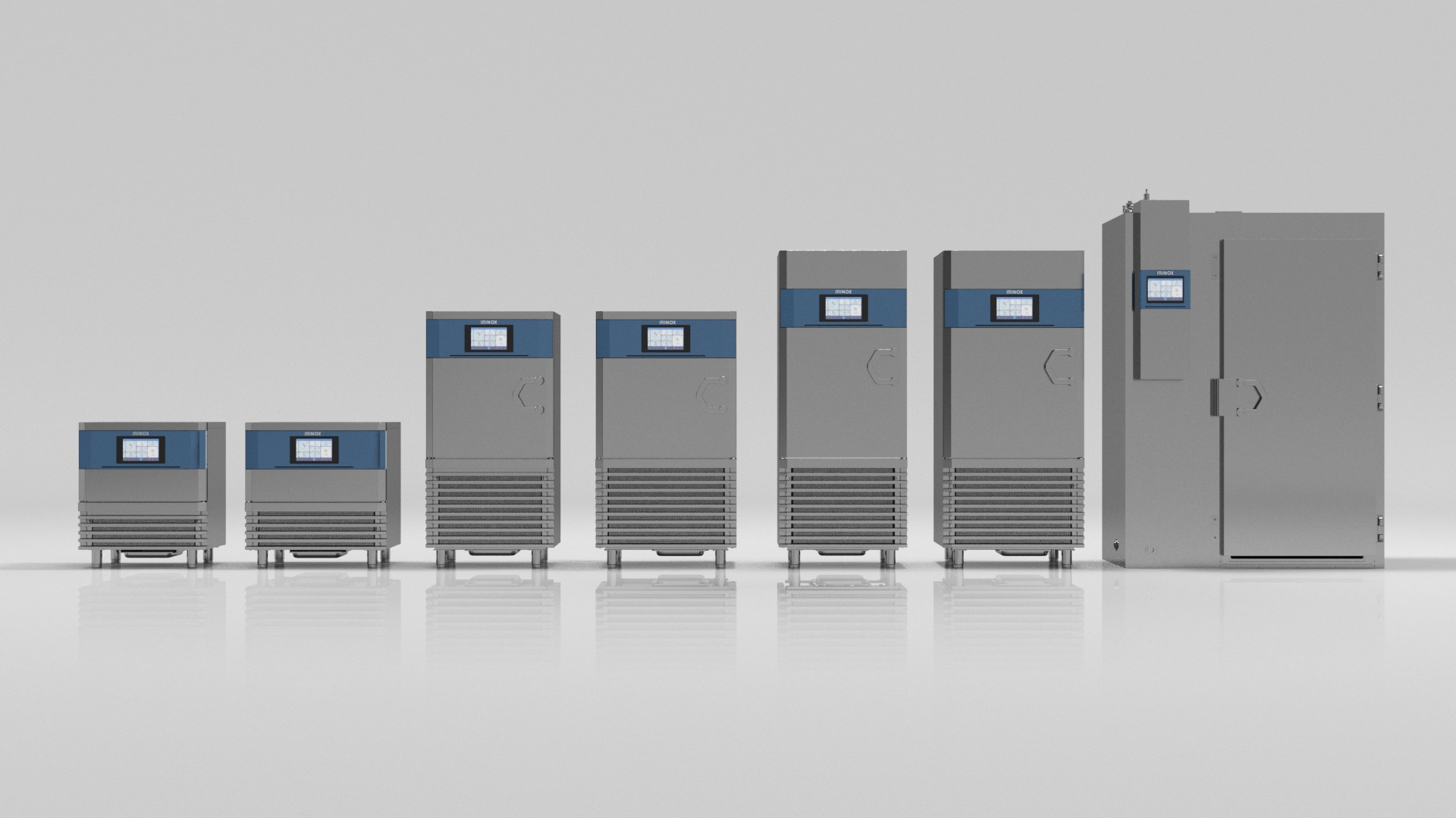Una serie di sei armadi refrigeratori o abbattitori industriali IRINOX di diverse dimensioni, allineati orizzontalmente su uno sfondo bianco. Gli armadi sono di colore grigio metallizzato con un pannello di controllo blu e schermo nero nella parte superiore e una griglia di ventilazione orizzontale nella parte inferiore. Ogni unità presenta una maniglia incassata e poggia su piedini. Il modello più grande sulla destra ha anche una porta laterale.