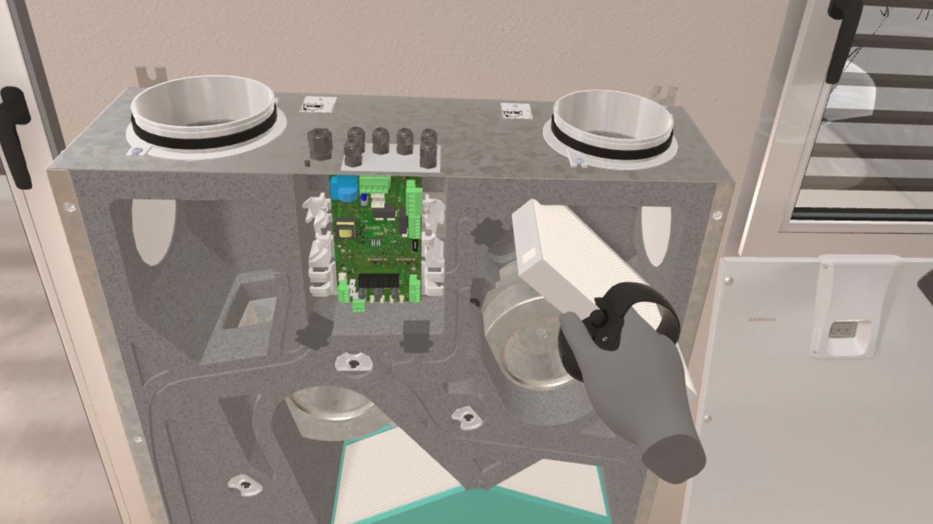 Un rendering 3D ravvicinato di una mano virtuale con un guanto grigio che inserisce un componente bianco in un macchinario grigio con una scheda elettronica verde e tubi rotondi. L'operazione avviene in un ambiente interno, con una porta a vetri parzialmente visibile a sinistra.