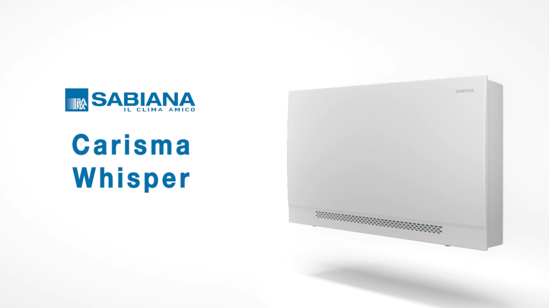 Una rappresentazione digitale del ventilconvettore bianco Sabiana Carisma Whisper, moderno e di forma rettangolare, con una griglia orizzontale nella parte inferiore. Sulla sinistra, il logo Sabiana in blu e il testo "Carisma Whisper" in un carattere grande e blu scuro sono visualizzati su uno sfondo bianco e pulito.