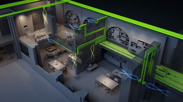 Una visualizzazione 3D di una casa o di un edificio sezionato, che mostra il sistema di ventilazione in verde brillante che attraversa i soffitti e le pareti di diverse stanze, tra cui una cucina, una sala da pranzo e un bagno. Flussi d'aria simulati in giallo e blu, a forma di infinito, indicano il movimento dell'aria all'interno degli ambienti. Le stanze sono arredate in stile moderno, con mobili e librerie.