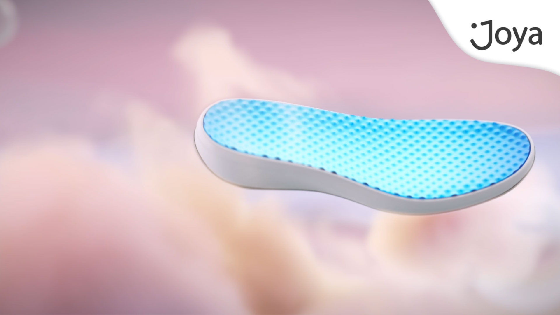 Un'illustrazione digitale di una soletta per scarpe, con la parte inferiore bianca e la superficie superiore blu brillante, caratterizzata da una texture a puntini. La soletta appare sospesa su uno sfondo sfumato di rosa e arancione chiaro. Il logo "Joya" è visibile nell'angolo in alto a destra.