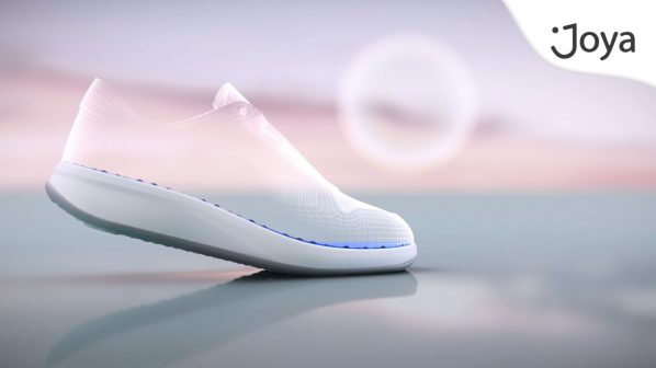 Un rendering digitale di una scarpa da ginnastica dal design moderno, con una tomaia bianca traslucida e una suola grigio chiaro. La scarpa è illuminata da una sottile linea blu brillante che percorre il bordo superiore della suola, creando un effetto luminoso. Il logo "Joya" è visibile nell'angolo in alto a destra, e lo sfondo sfocato presenta tonalità di rosa, viola e blu, con un cerchio di luce etereo.