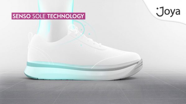 Un rendering digitale di una scarpa sportiva bianca con una suola spessa e grigia, caratterizzata da una riga blu brillante lungo il bordo inferiore. La scarpa è posta su una superficie grigia a griglia, con un effetto luminoso azzurro che si estende dalla caviglia, e il testo "SENSO SOLE TECHNOLOGY" su un pannello rosa in alto a sinistra. Il logo "Joya" è visibile in alto a destra.